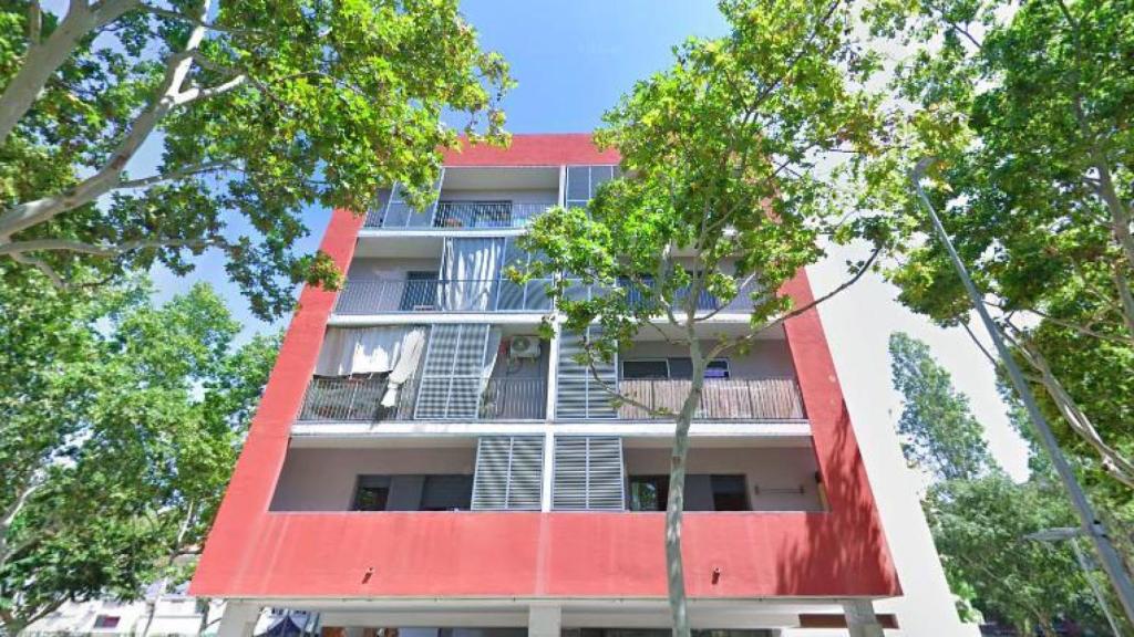 Una de las fachadas de la promoción Sud Remolar en El Prat de Llobregat