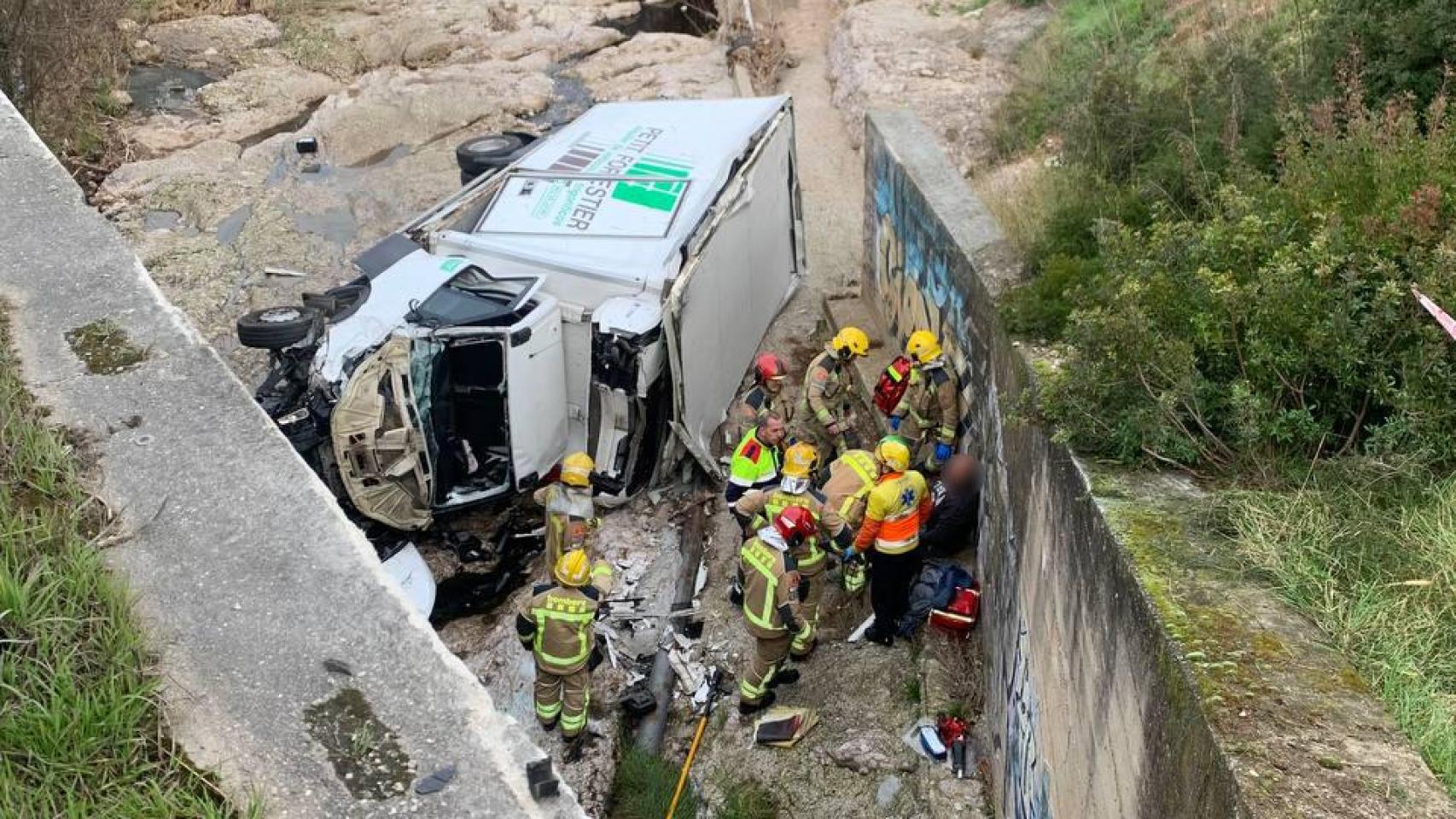 Camión frigorífico accidentado en Sant Cugat