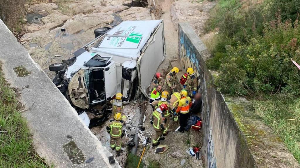 Camión frigorífico accidentado en Sant Cugat