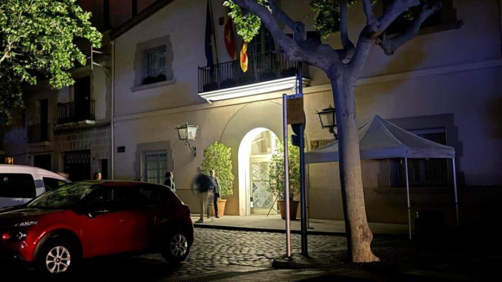 Fachada del Ayuntamiento de Esplugues, en la plaza de Santa Magdalena