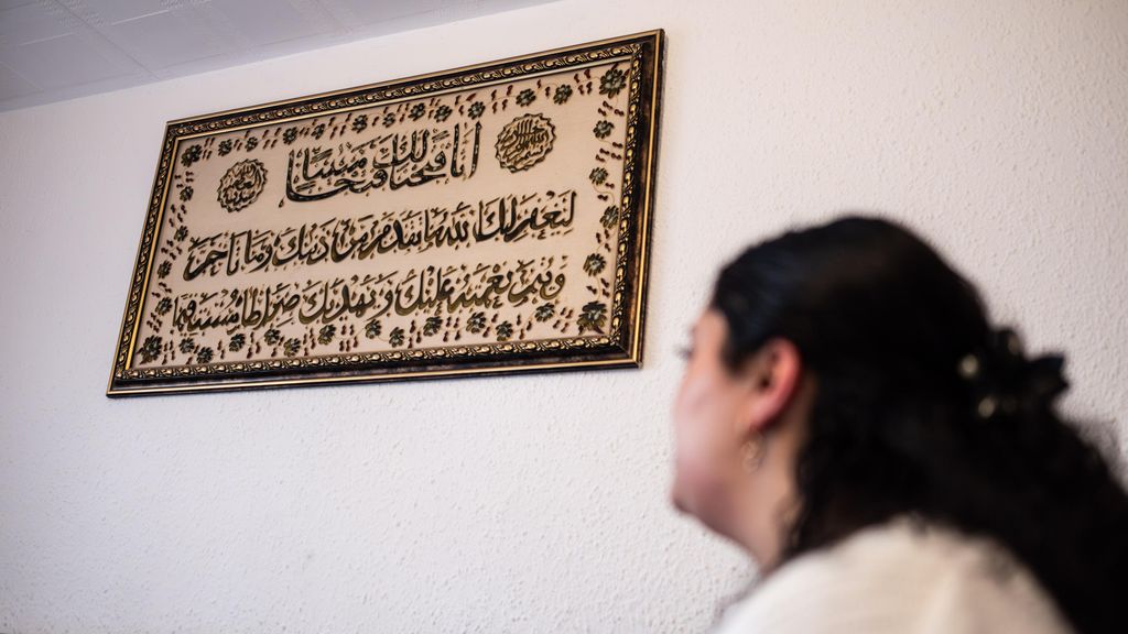Chayma juntament amb el quadre amb l'Alcorà que presideix el saló de la casa familiar