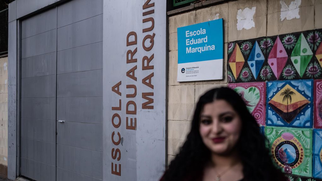 Chayma Rachdi a la porta de la seva escola al Besòs