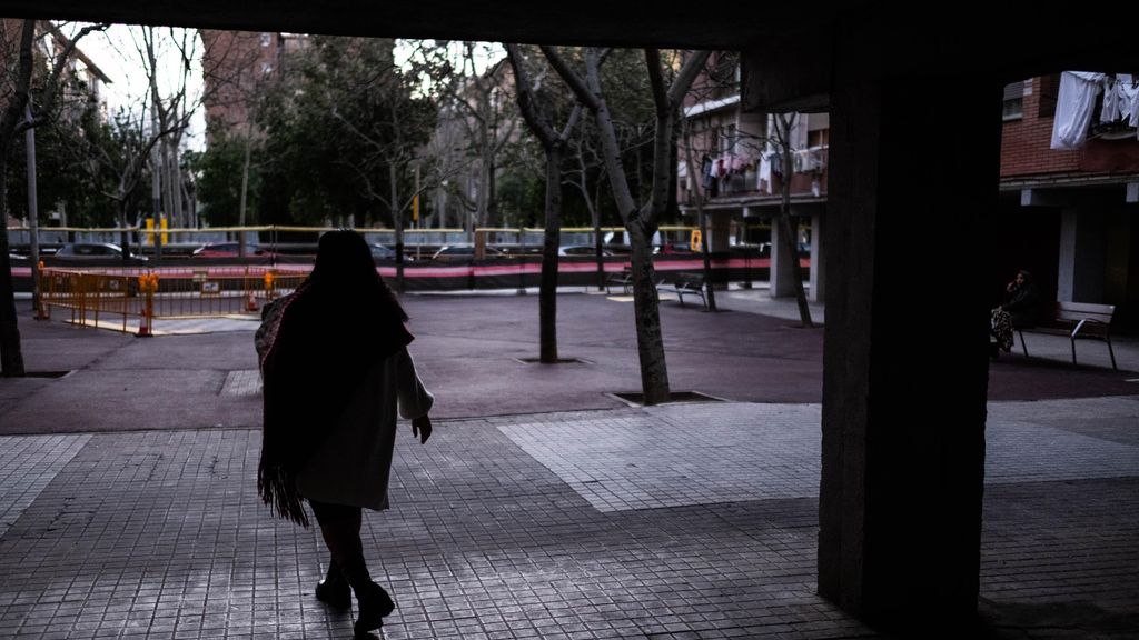 Chayma Rachid passejant per un carrer del barri Besòs