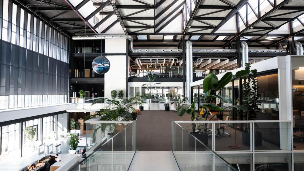 Interior del D-Factory en la Zona Franca