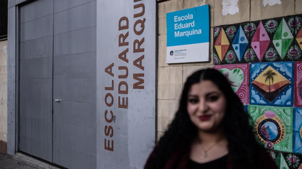Chayma Rachdi en la puerta de su colegio en el Besòs