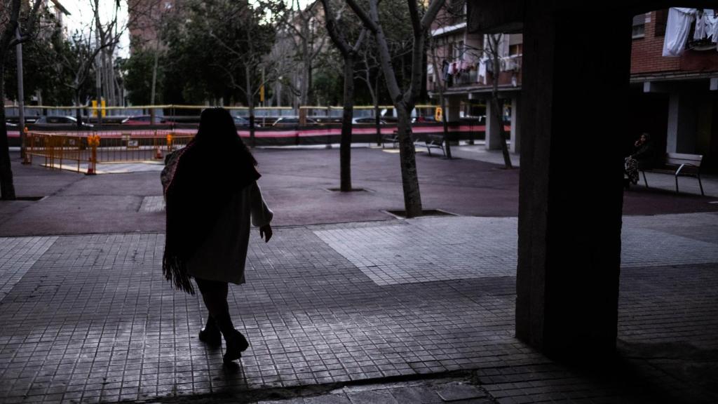 Chayma Rachid paseando por una calle del barrio Besòs