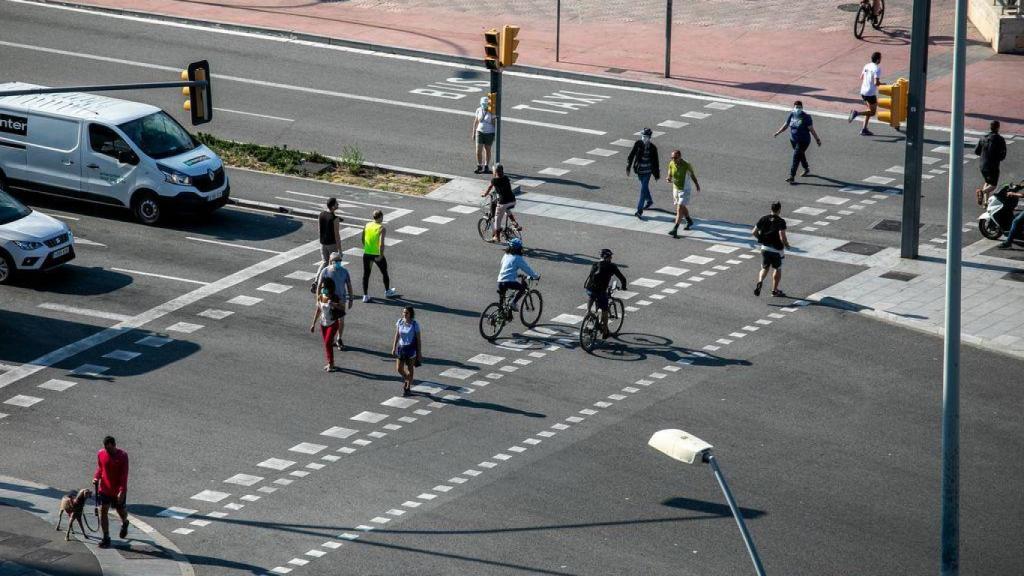 Peatones y ciclistas en Barcelona