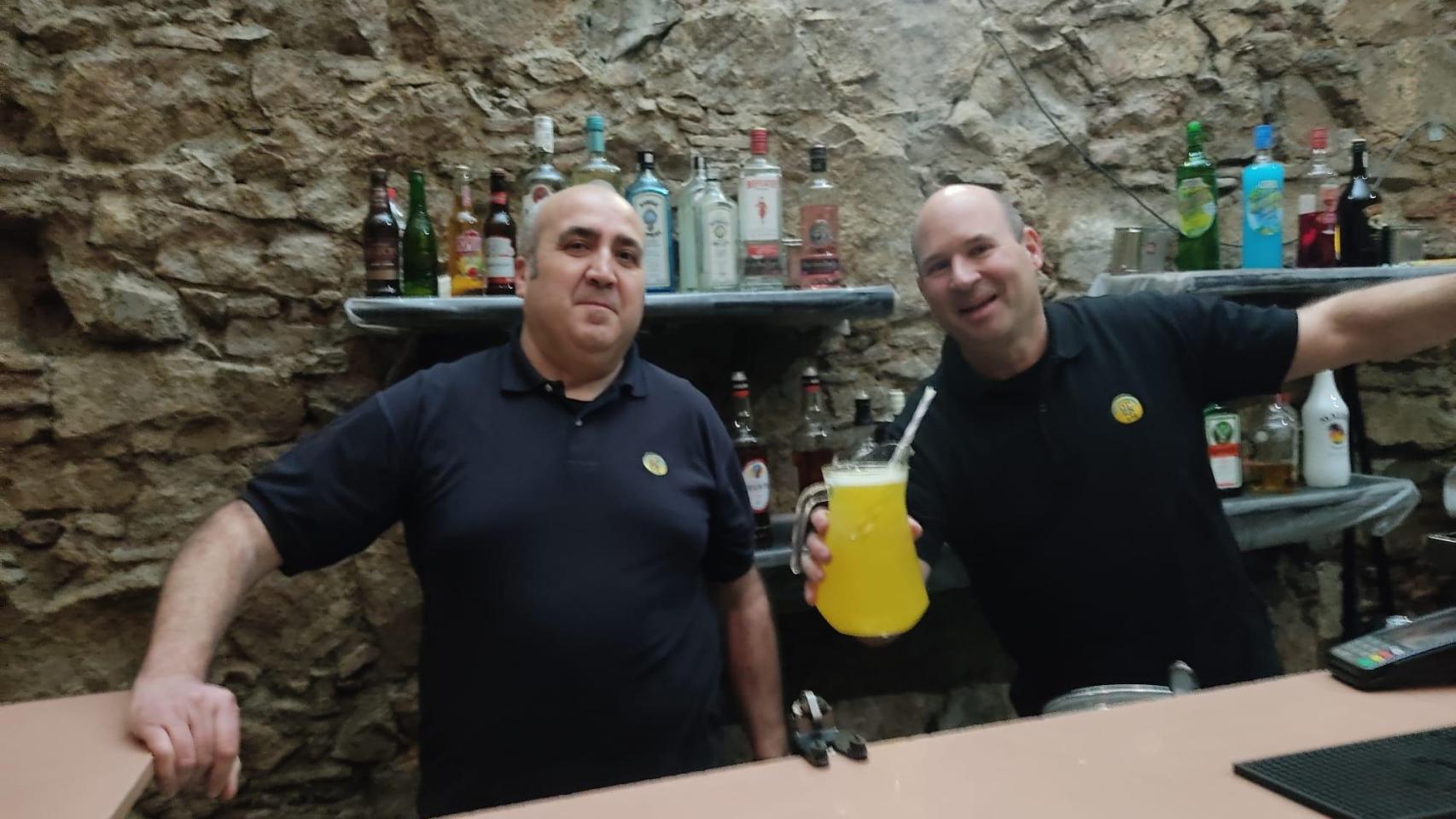 Óscar y Juan Antonio, propietarios del ya extinto Open bar de Barcelona