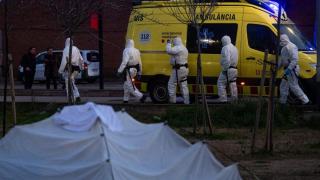 Técnicos sanitarios durante el retiro de parte del campamento en la Zona Franca