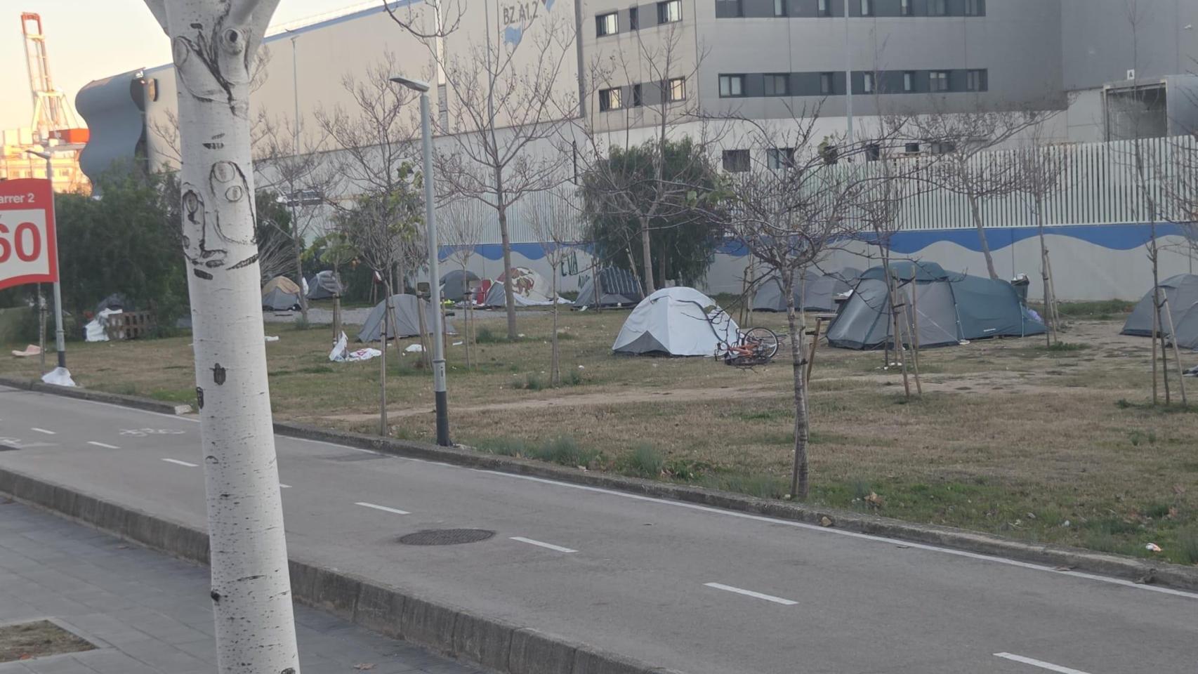 La Guardia Urbana insta a las personas del asentamiento de la Zona Franca que se marchen por una plaga de ratas