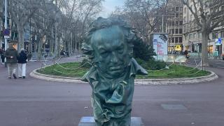 Uno de los siete 'Goyas' gigantes instalados en Barcelona