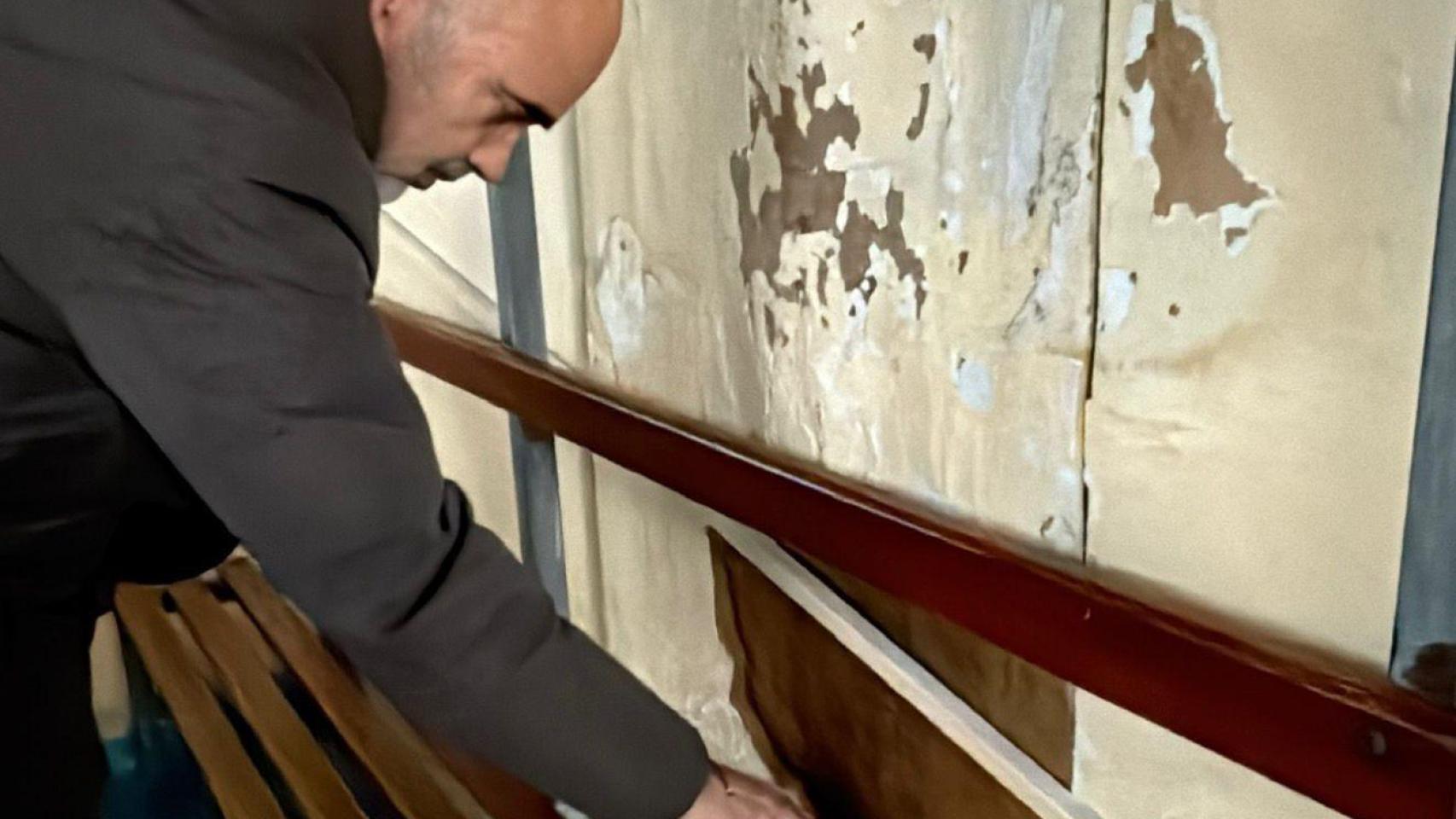 Sirera denuncia el estado deplorable del campo de fútbol base del Sant Andreu