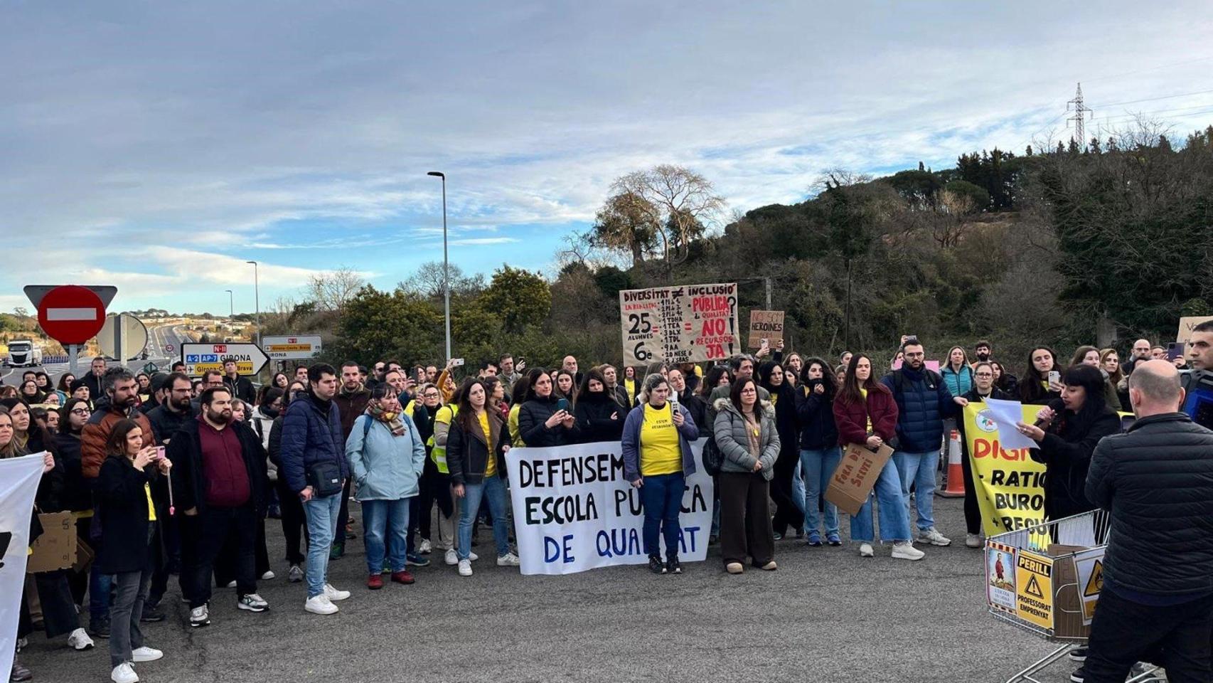 Corte de los docentes en la N-II en Tordera