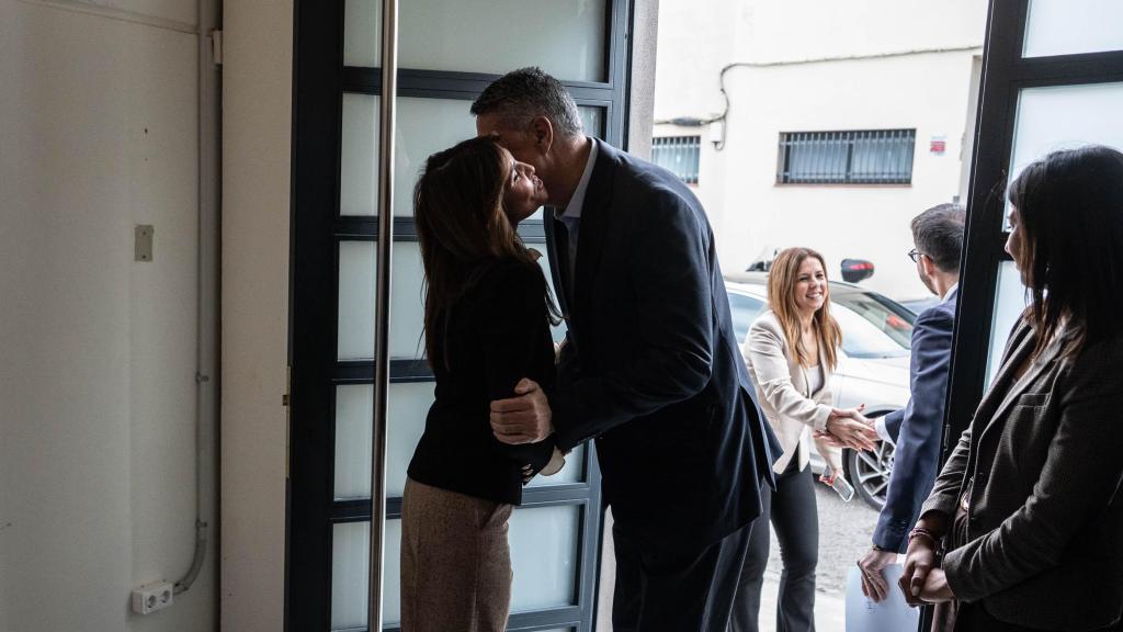 Silvia Hofmann dóna la benvinguda a Xavier García Albiol, alcalde de Badalona, al nou centre de producció