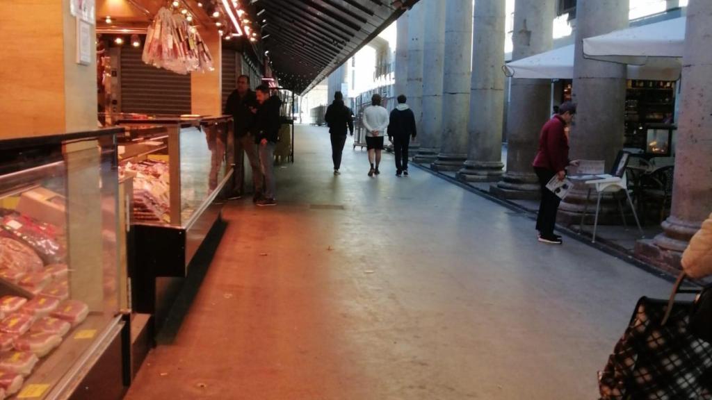 Interior del mercat de la Boqueria durant el pas de la borrasca Nils