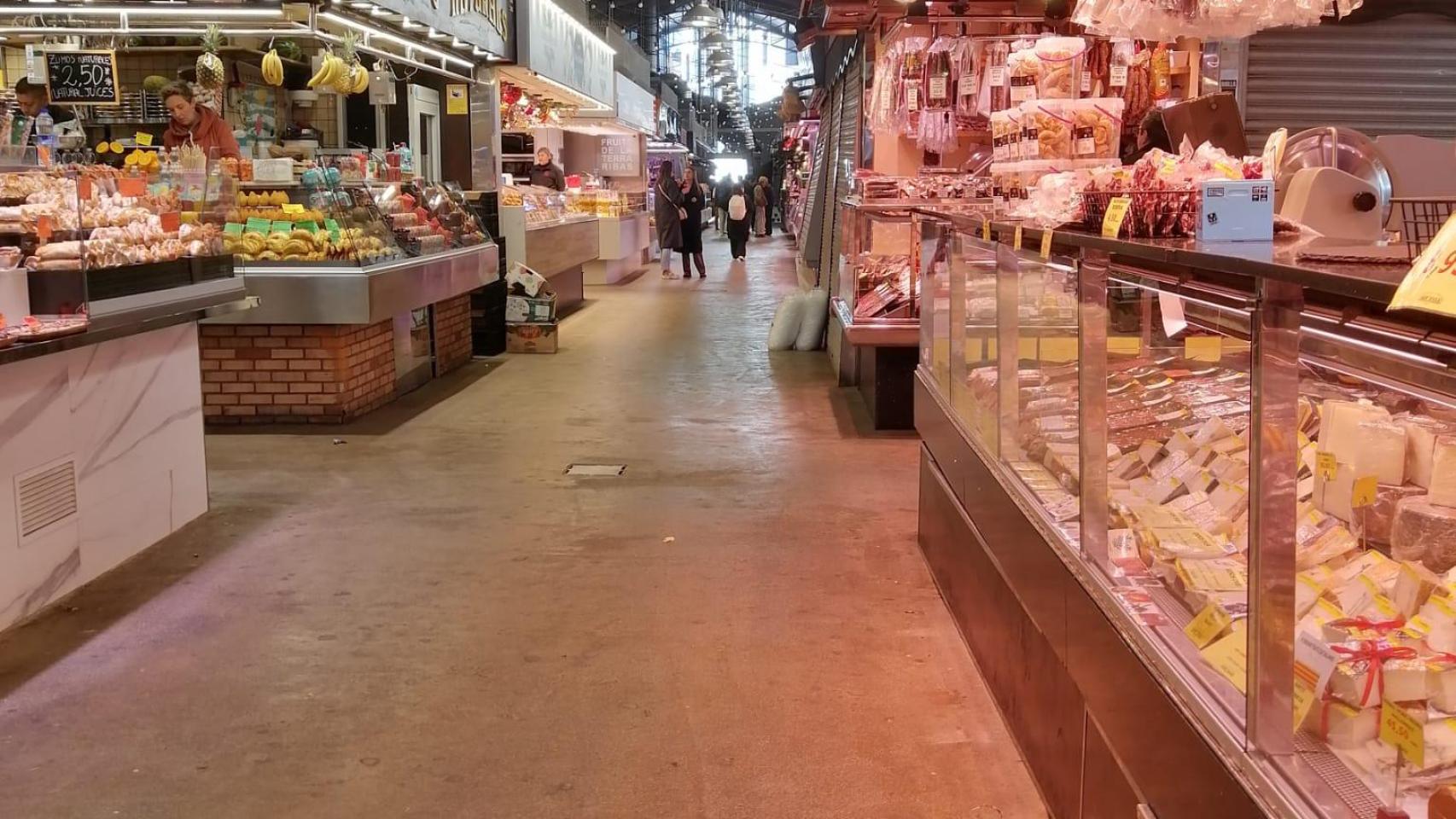 La Boqueria, abierta pero desierta durante el paso del temporal de viento