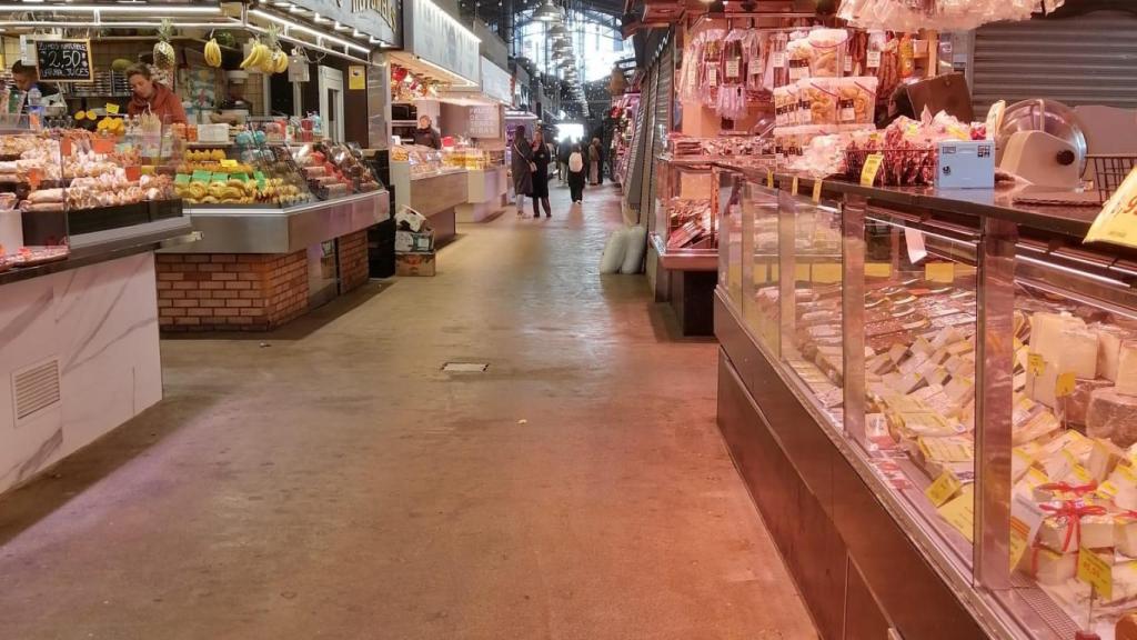 La Boqueria, abierta pero desierta durante el paso del temporal de viento
