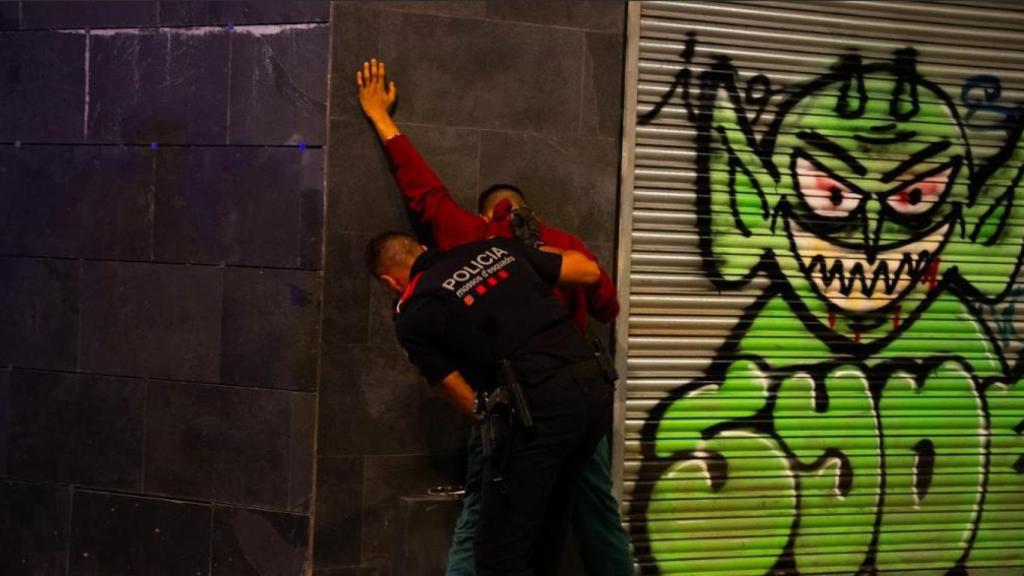 Imagen de archivo de una detención de mossos durante un operativo en Barcelona