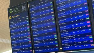 Panel del Aeropuerto de Barcelona con los vuelos cancelados y retrasados este jueves por el temporal de viento