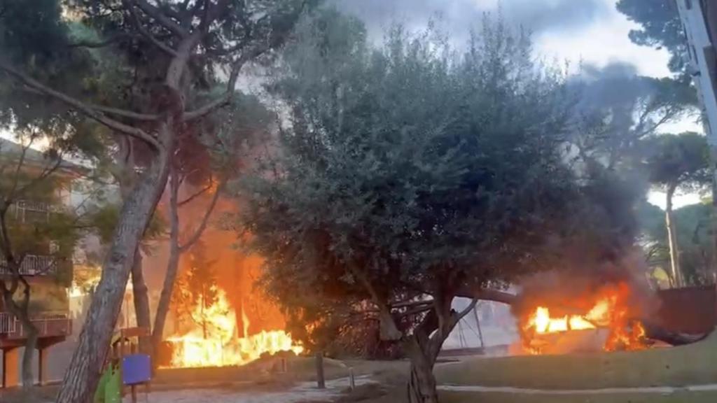 Grave incendio en Gavà durante la alerta por viento