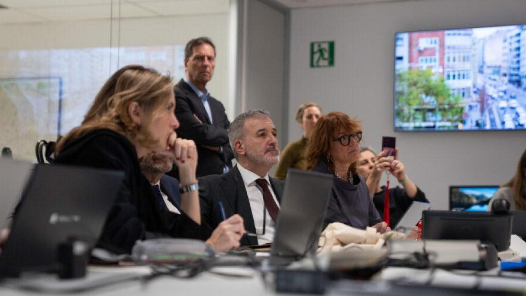 Jaume Collboni se reúne con los equipos de emergencias para coordinar las medidas preventivas ante el temporal de viento