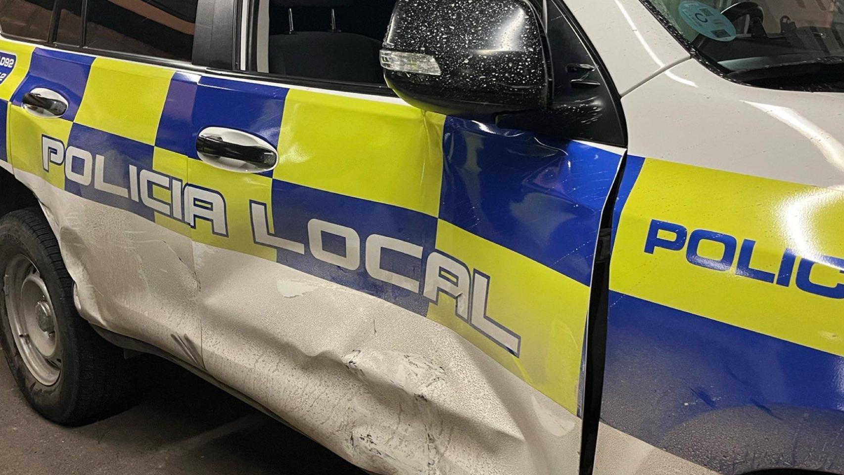 Un camión robado impacta contra un coche de la policía local de Montcada i Reixac