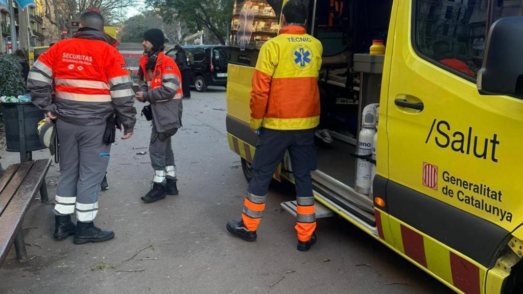 El SEM atén la dona ferida al passeig de Sant Joan