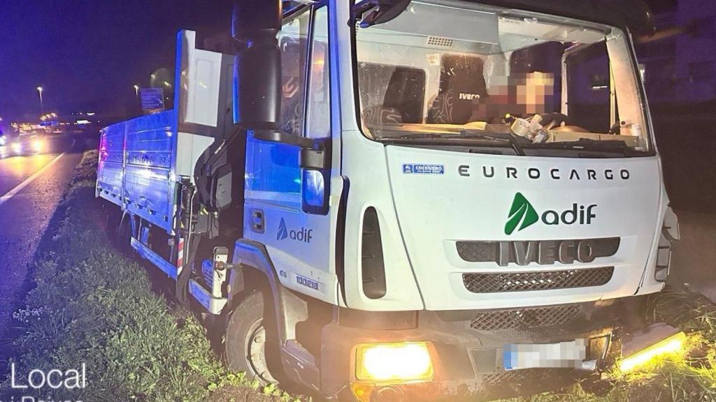 Un camión robado impacta contra un coche de la policía local de Montcada i Reixac