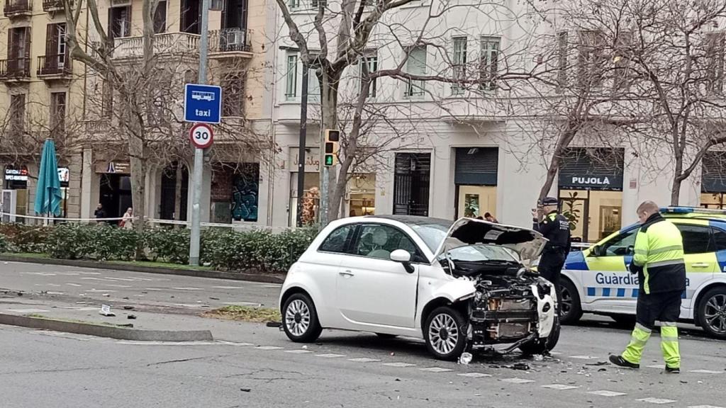 Coche accidentado en el choque múltiple en el passeig de Sant Joan de Barcelona