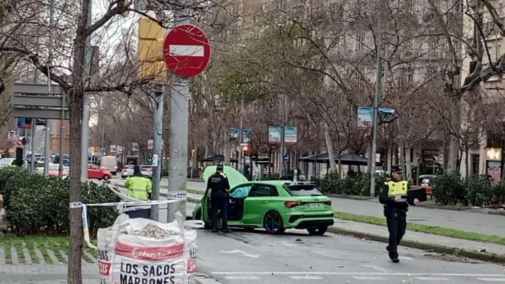 Cotxe accidentat en el xoc múltiple al passeig de Sant Joan de Barcelona