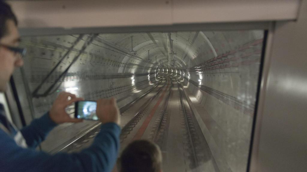 Varios usuarios fotografían el túnel de la línea de metro L9 Sud, la automática