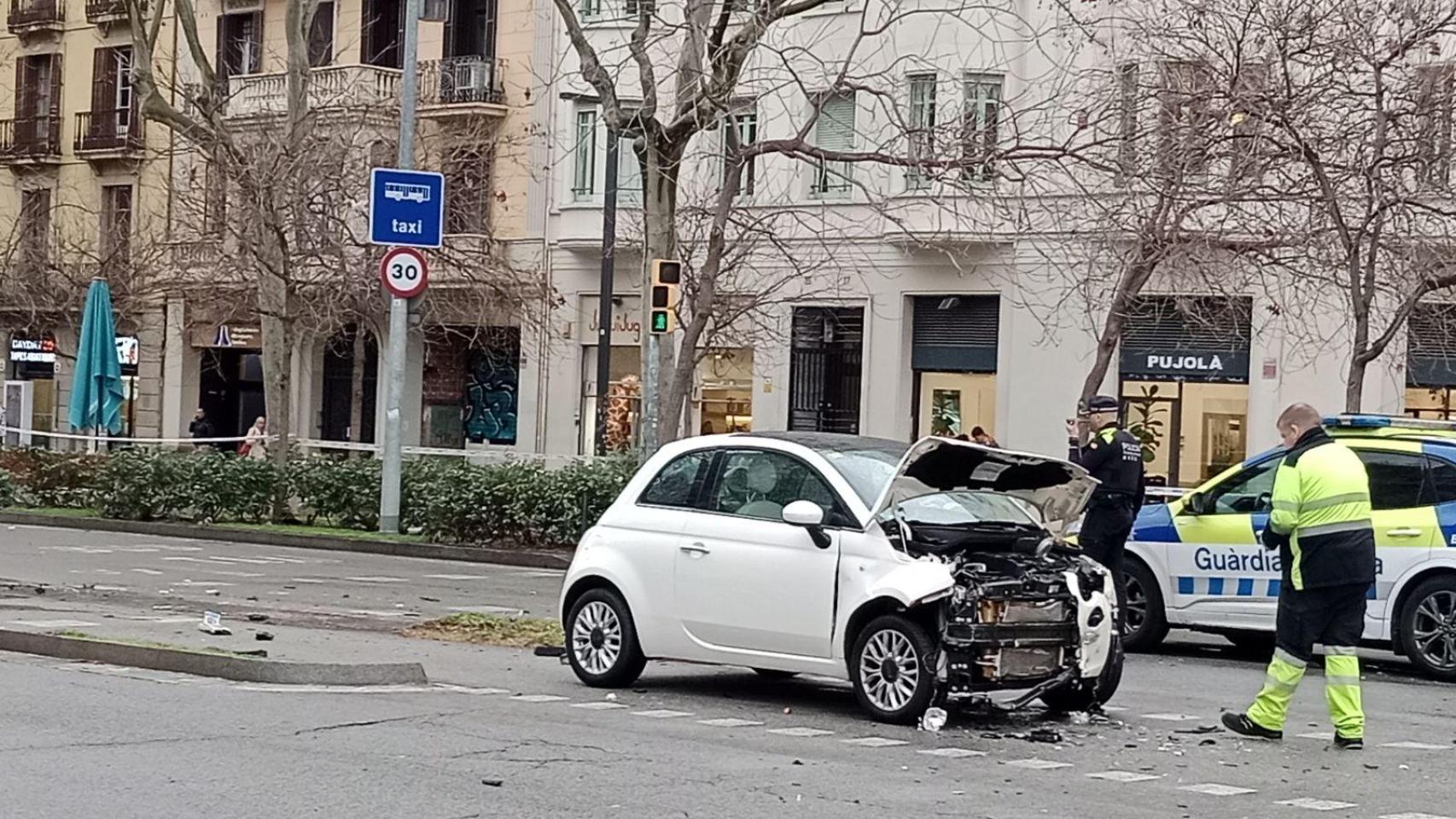 Coche accidentado en el choque múltiple en el passeig de Sant Joan de Barcelona