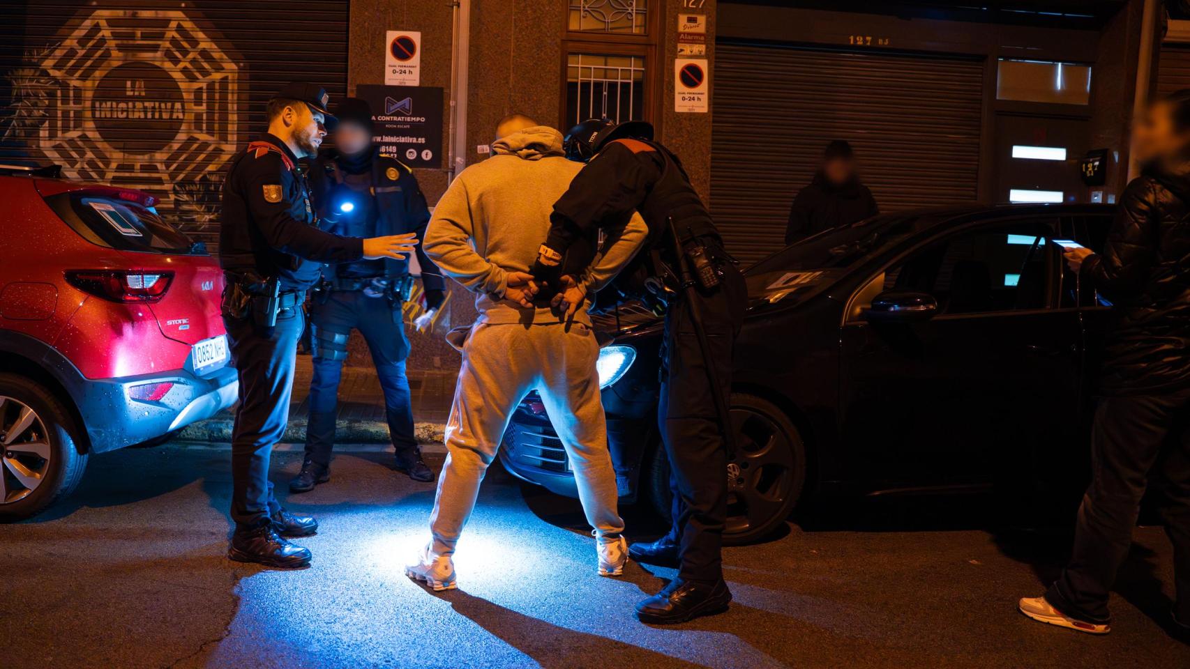 Los Mossos d'Esquadra con un detenido durante un operativo en Granollers