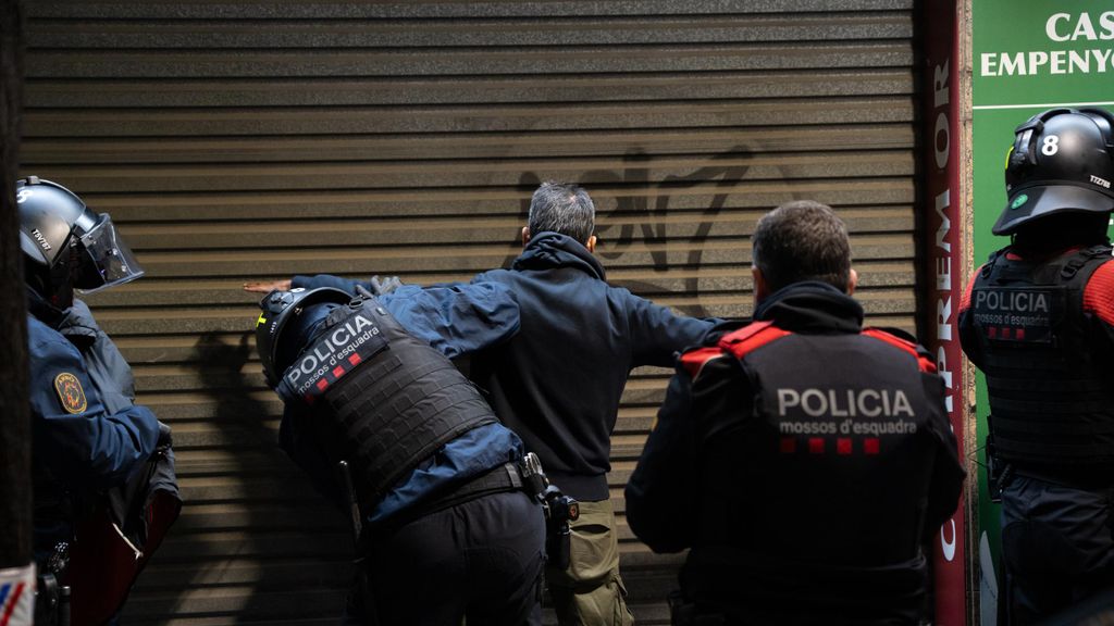 Els Mossos d'Esquadra durant un registre en un operatiu en una imatge d'arxiu