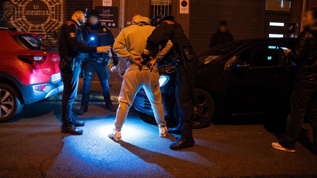 Los Mossos d'Esquadra con un detenido durante un operativo en Granollers