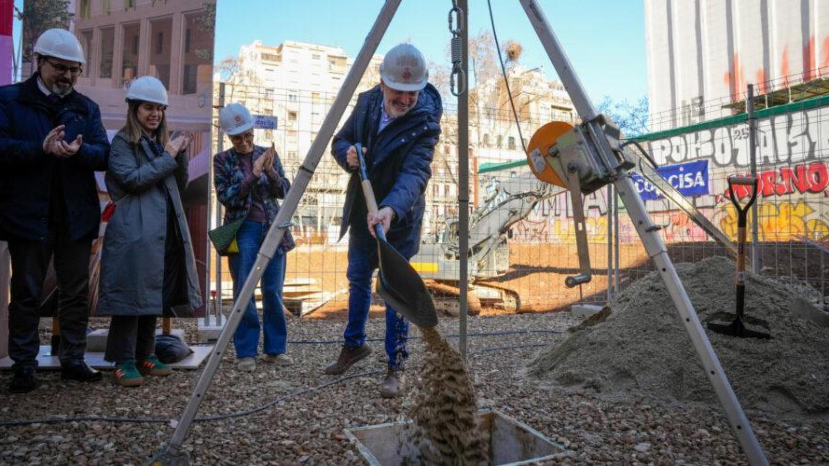 Collboni pone la primera piedra del edificio que acogerá el nuevo CAP Fort Pienc y más de 60 viviendas