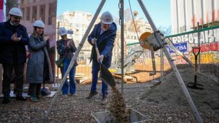 Collboni pone la primera piedra del edificio que acogerá el nuevo CAP Fort Pienc y más de 60 viviendas