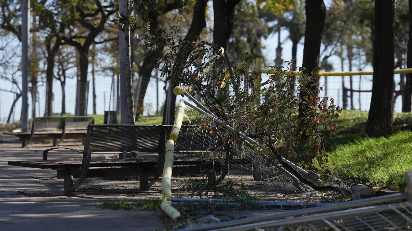 Imagen de archivo de una valla caída por el viento el jueves en Barcelona