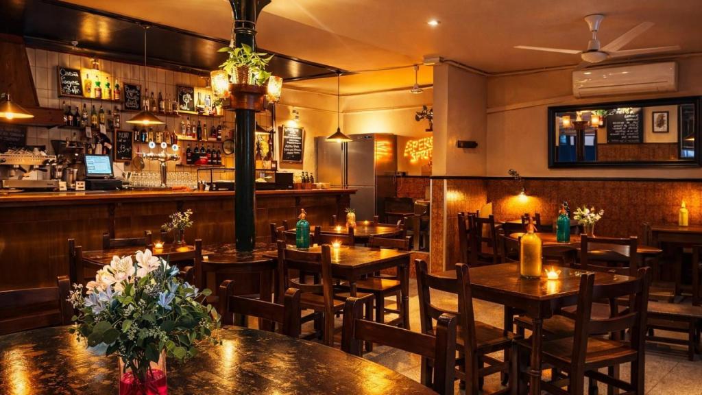 Salón de Casa Pagès, la taberna de Gràcia con 70 años de historia