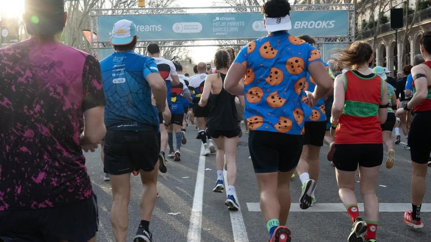 Corredores llegando a la meta en la Hyundai Mitja Marató Barcelona 2025