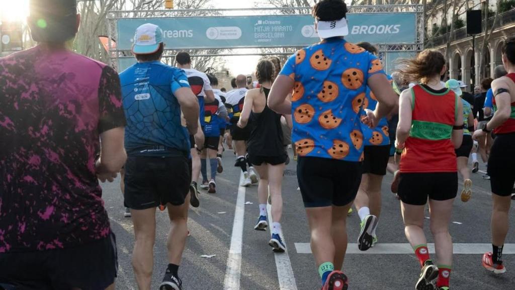 Corredores llegando a la meta en la Hyundai Mitja Marató Barcelona 2025
