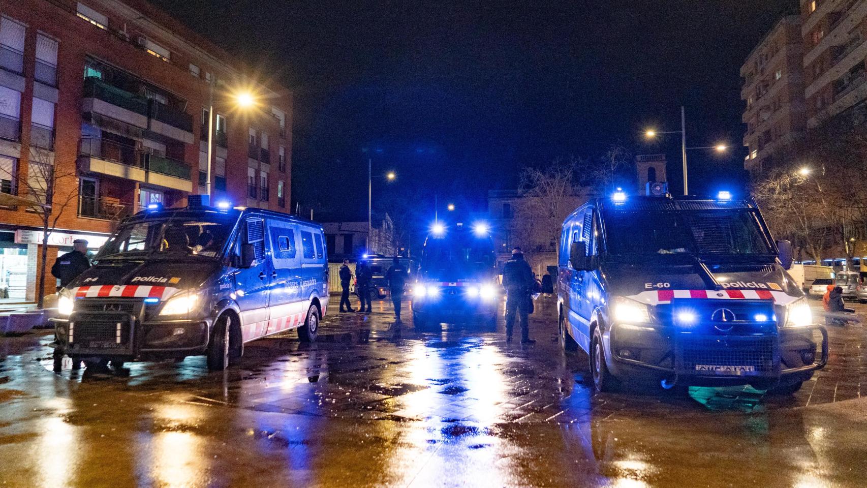 Furgones de los Mossos d'Esquadra en una foto de archivo