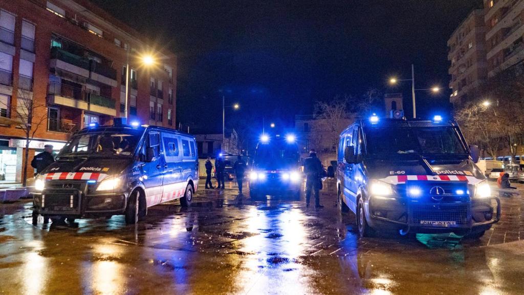 Furgones de los Mossos d'Esquadra en una foto de archivo