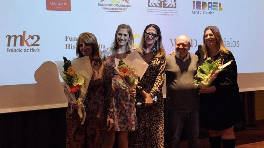 Blanca Navarro (ARCCI) e Isaac Levy (LICRA Barcelona) entregan ramos a una representante de Juntos.Barcelona y a las cofundadoras del festival Seret