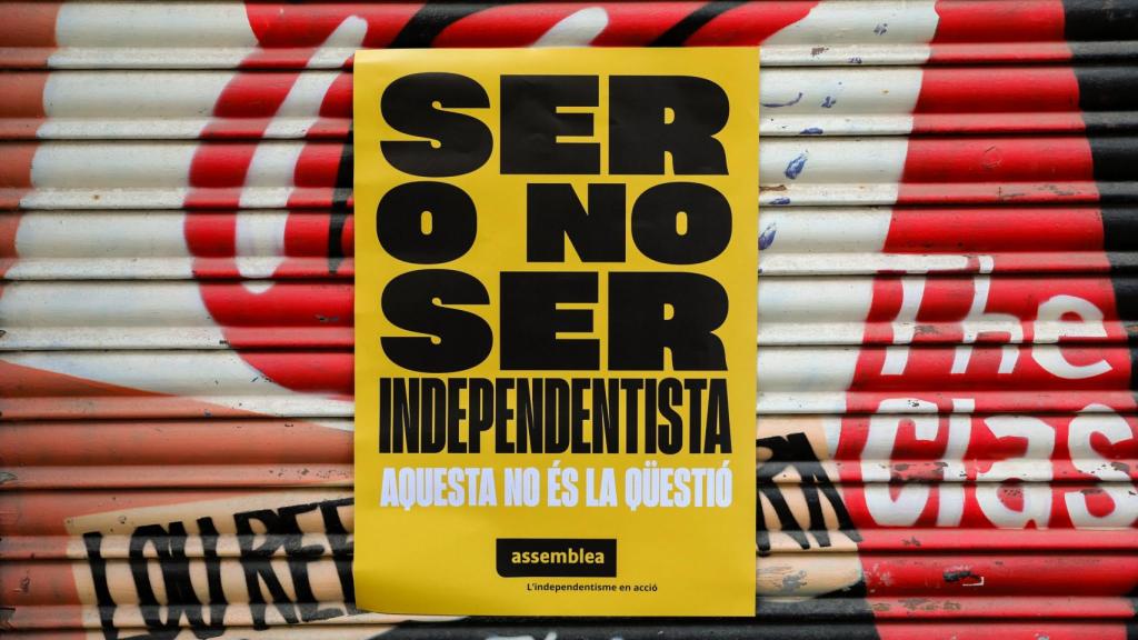 Carteles pegados por actividades de la ANC en las sedes de los partidos independentistas en Barcelona