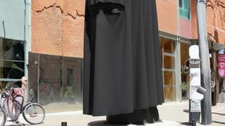 El PP de Barcelona cubre con burka cuatro estatuas de la ciudad mediante la IA
