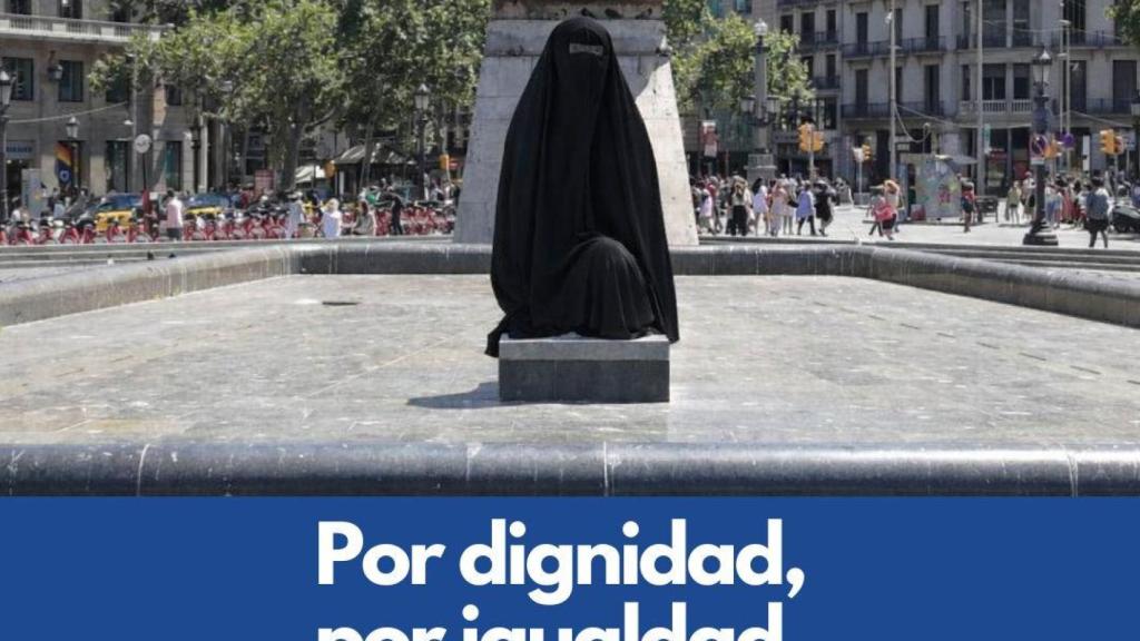 El PP tapa con burkas estatuas de Barcelona usando la IA