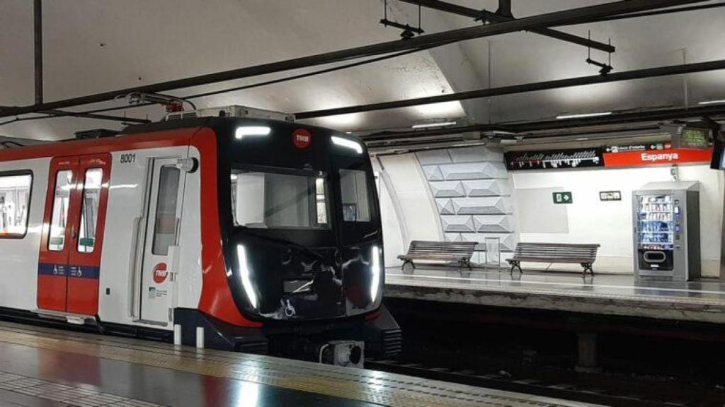 Un convoy del metro de Barcelona entrando en una estación de la L1