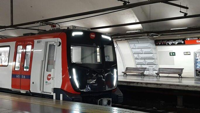 Un tren a la L1 del metro de Barcelona