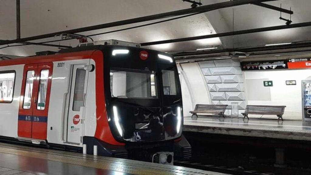 Un tren en la L1 del metro de Barcelona